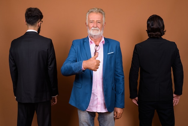 A split image showing a candidate shaking hands with a wealthy donor on one side, and a crowd of supporters donating small amounts through a mobile app on the other side, representing the shift towards grassroots fundraising versus traditional big-money donations.